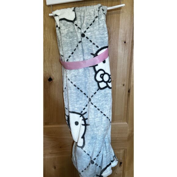 Hello Kitty Grey Diamond Plush Throw Blanket Sanrio 60 x 70 Inches NWT - Picture 3 of 4